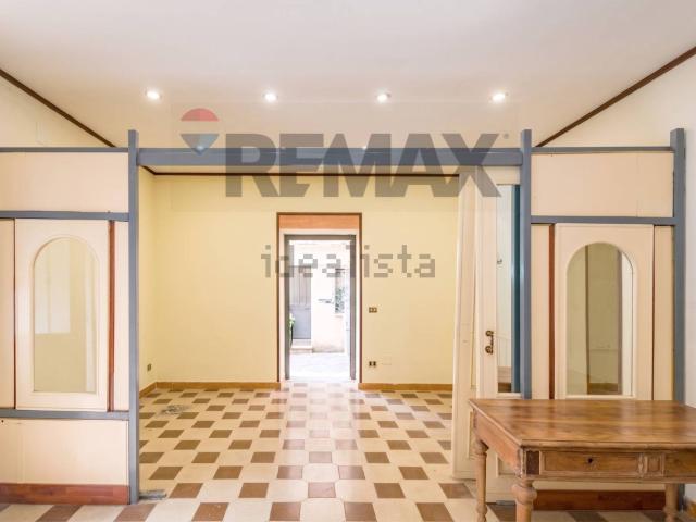 Locale in vendita di 61 m² in Via Carini, 39