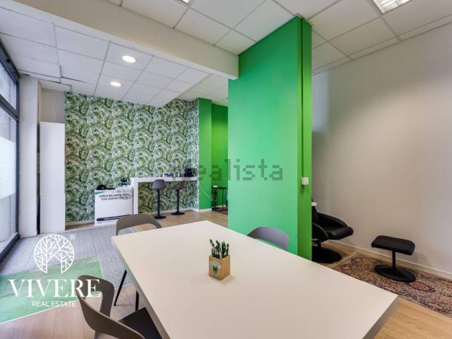 Locale in vendita di 61 m² in Via Ettore Bertolè Viale