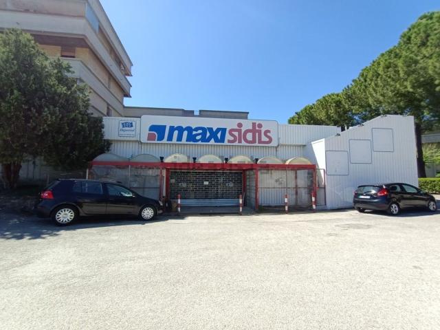 Locale in vendita di 624 m² in Via Colle dell&apos Ara