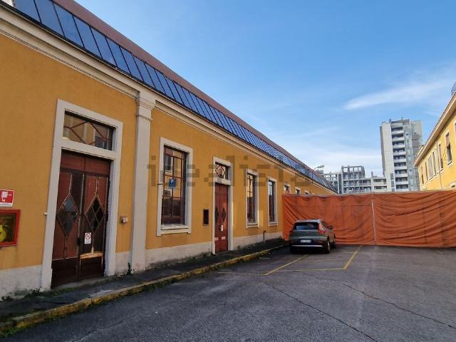 Locale in vendita di 628 m² in Via Privata Antonio Meucci, 43