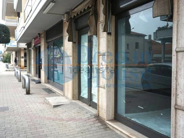 Locale in vendita di 62 m² in Via Roma, 182