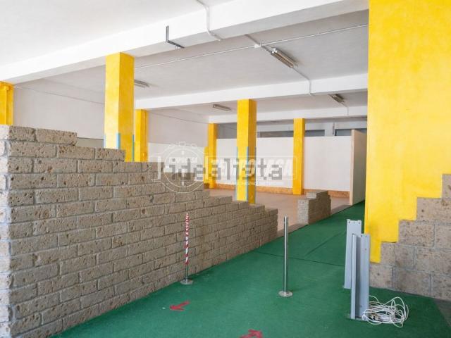 Locale in vendita di 630 m² in Via Ariovisto Pezzotti