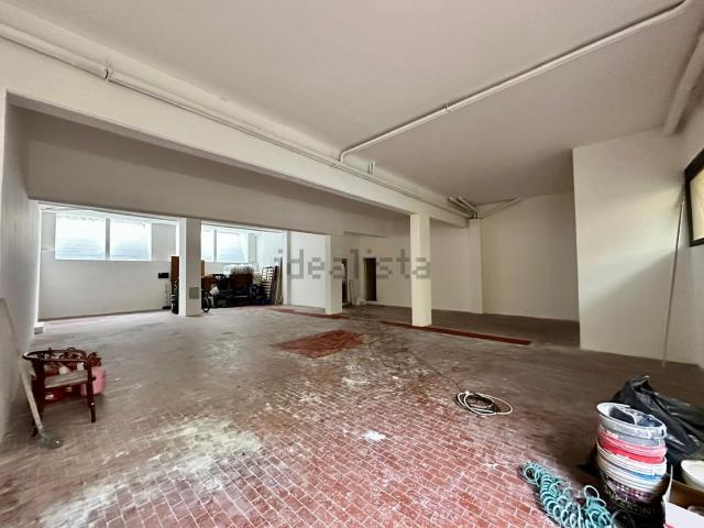 Locale in vendita di 630 m² in Via Francesco Baracca