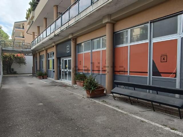 Locale in vendita di 630 m² in Via Francesco Petrarca