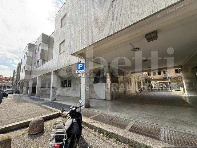 Locale in vendita di 636 m² in Piazza Alcide de Gasperi, 26
