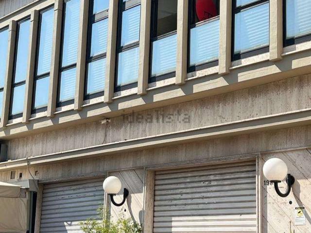 Locale in vendita di 638 m² in Via Giovanni Amendola, 191