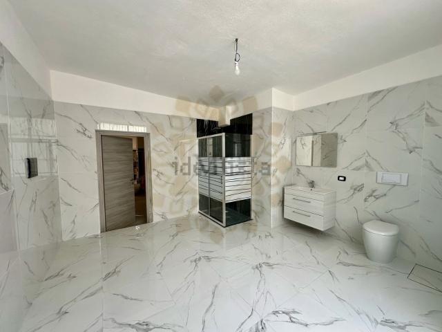 Locale in vendita di 638 m² in Viale C. Colombo, 182