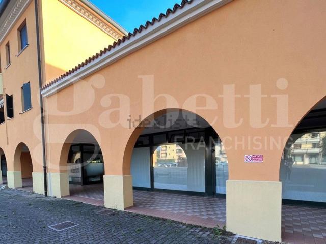 Locale in vendita di 67 m² in Piazza Martiri della Libertà, 14