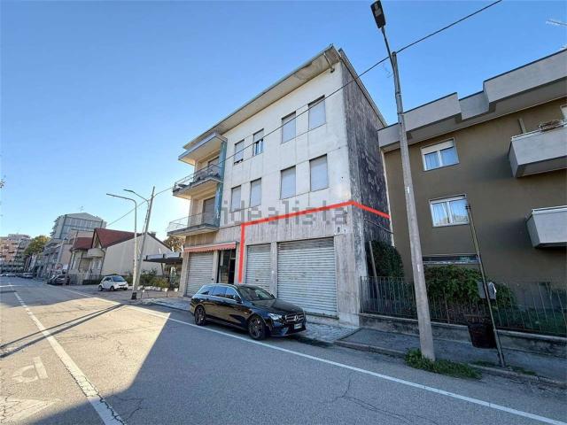 Locale in vendita di 67 m² in Via Arona, 29