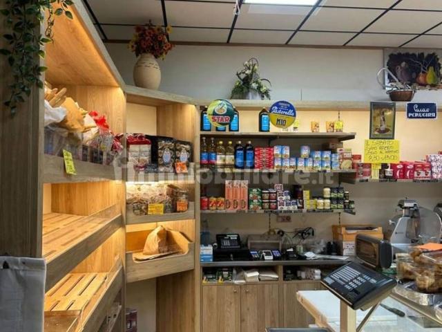 Locale in vendita di 67 m² in Via degli Abeti, 10