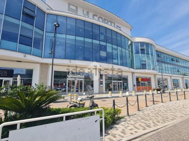 Locale in vendita di 67 m² in Via Nazionale Appia, 81
