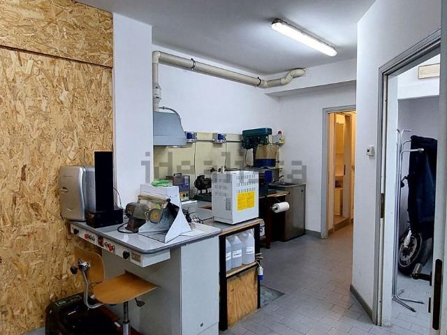 Locale in vendita di 64 m² in Via Cavour