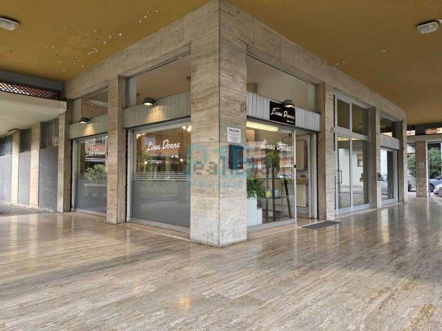 Locale in vendita di 64 m² in Via Francesco Baracca, 14