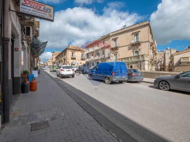 Locale in vendita di 64 m² in Via Roma, 120