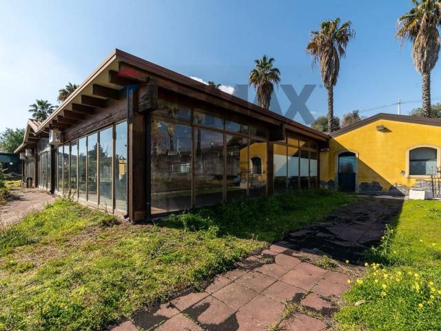 Locale in vendita di 650 m² in Via Cisterna Due Bocche, 8