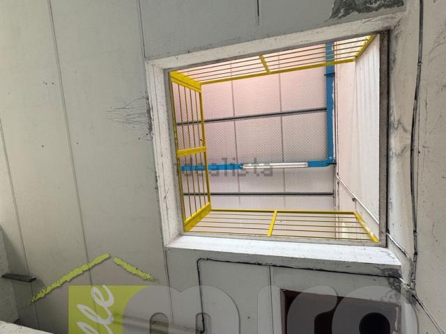 Capannone in vendita di 650 m² in Via E. Fermi