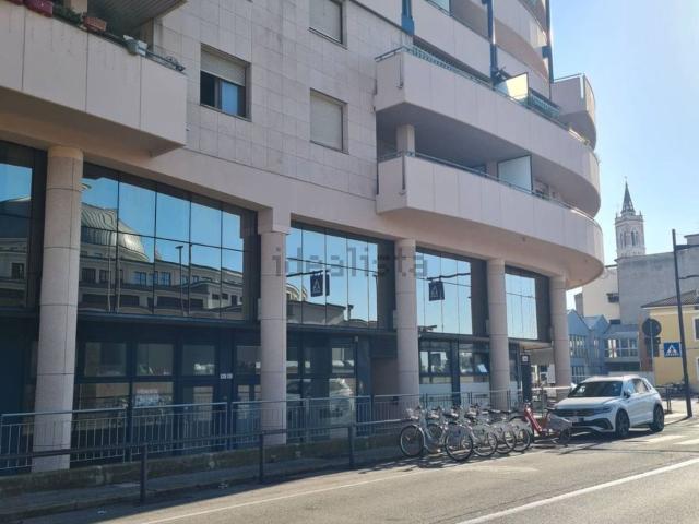 Locale in vendita di 650 m² in Via Santa Teresa