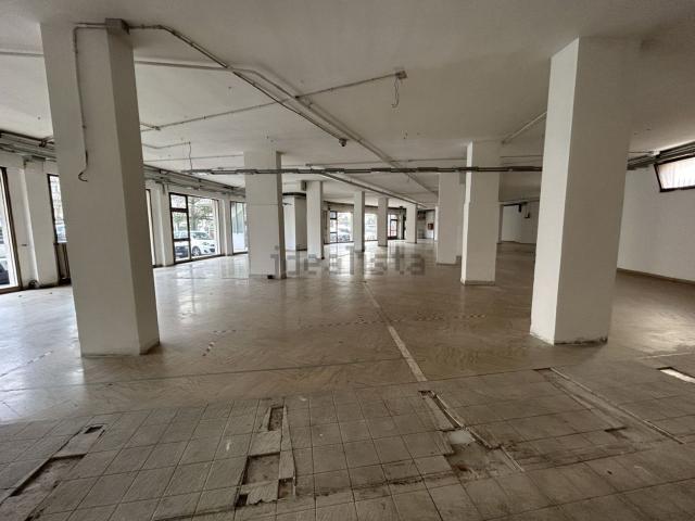 Locale in vendita di 655 m² in Via Michelangelo Buonarroti