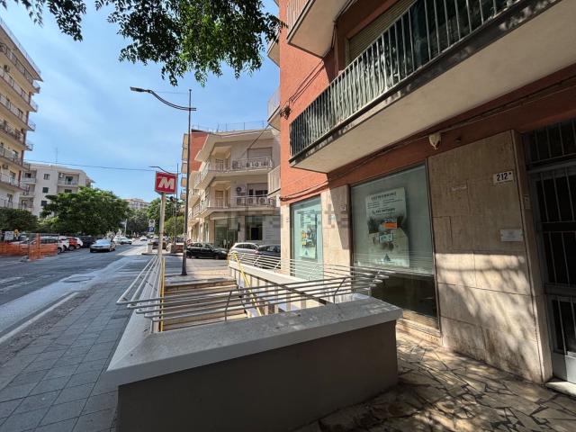 Locale in vendita di 65 m² in Corso delle Province, 216