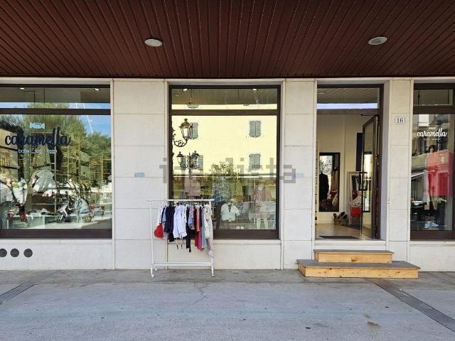 Locale in vendita di 65 m² in Piazza XXVI Maggio, 16
