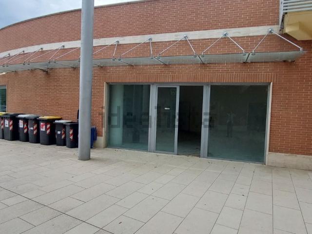 Locale in vendita di 65 m² in Piazza dei Caduti sul Lavoro