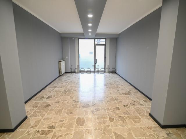 Locale in vendita di 65 m² in Via Camillo Campari, 19