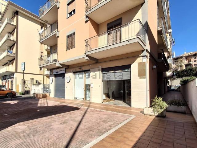 Locale in vendita di 65 m² in Via Due Obelischi, 30