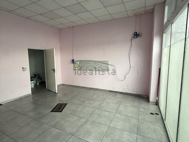 Locale in vendita di 65 m² in Via Giulio Sambonet, 26