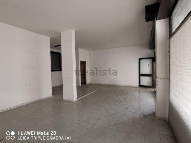 Locale in vendita di 65 m² in Via Lavino, 3