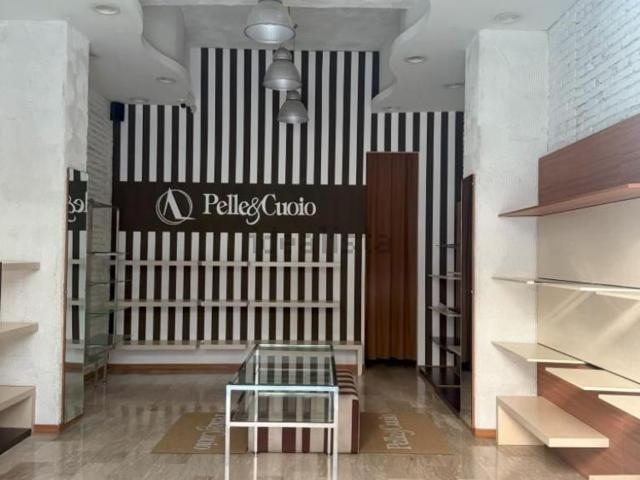 Locale in vendita di 65 m² in Via Mario Mari