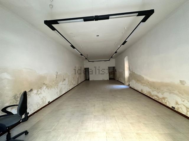 Locale in vendita di 65 m² in Via Raffaele Sarra, 12