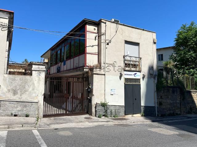 Locale in vendita di 65 m² in Via San Giacomo dei Capri