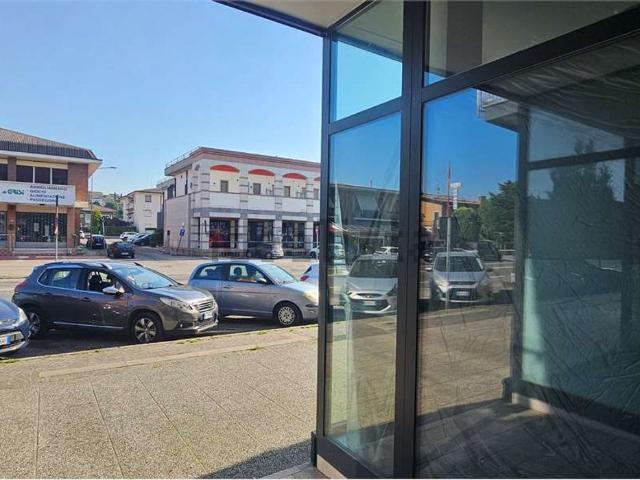 Locale in vendita di 65 m² in Via Strà, 11