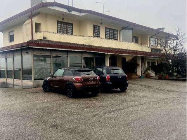 Locale in vendita di 660 m² in Via A. Venudo, 60