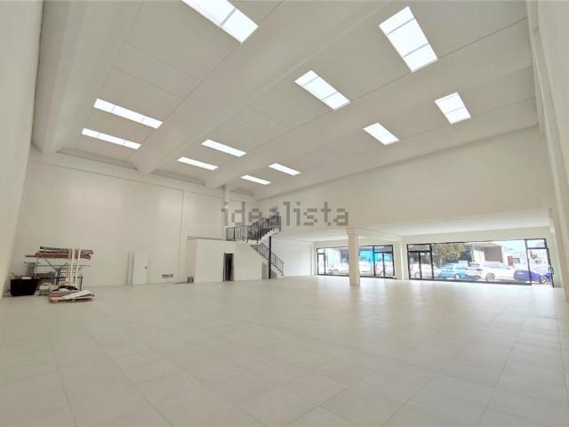 Locale in vendita di 660 m² in Via E. Mattei, 24