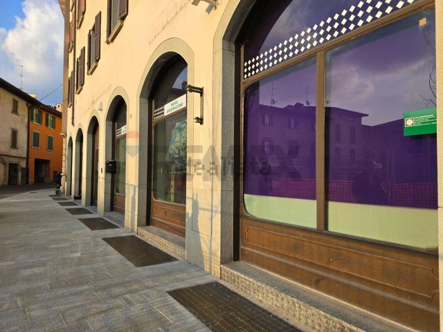Locale in vendita di 665 m² in Piazza Cavour, 16