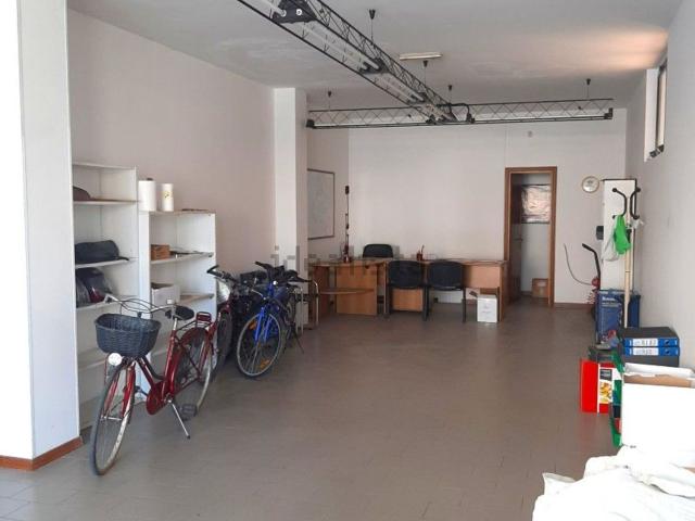 Locale in vendita di 66 m² in Via Francesco Petrarca