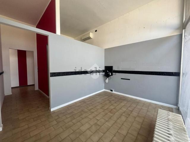 Locale in vendita di 66 m² in Via Gardesana, 67
