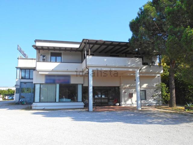 Locale in vendita di 670 m² in Via G. Rossi