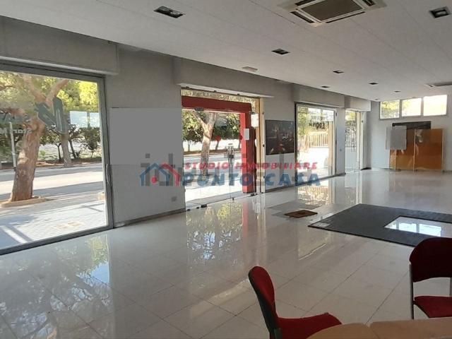 Locale in vendita di 670 m² in Via Virgilio