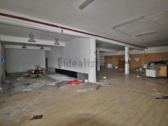 Locale in vendita di 673 m² in Via Guglielmo Marconi, 6