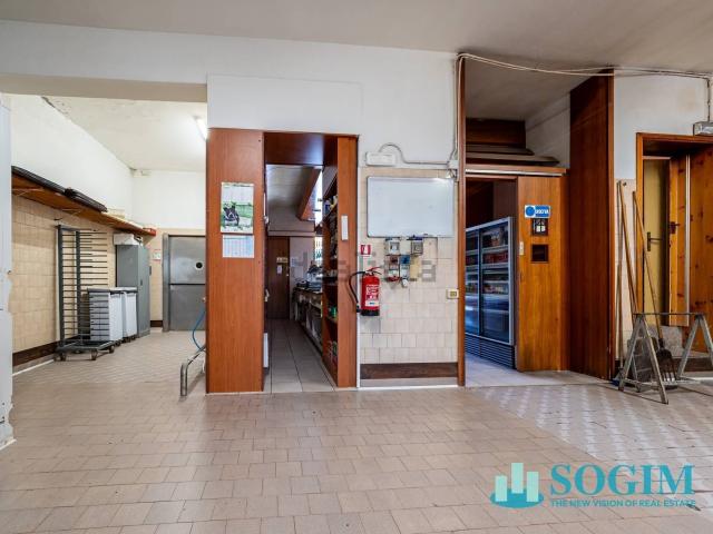 Locale in vendita di 680 m² in Via Carducci, 16