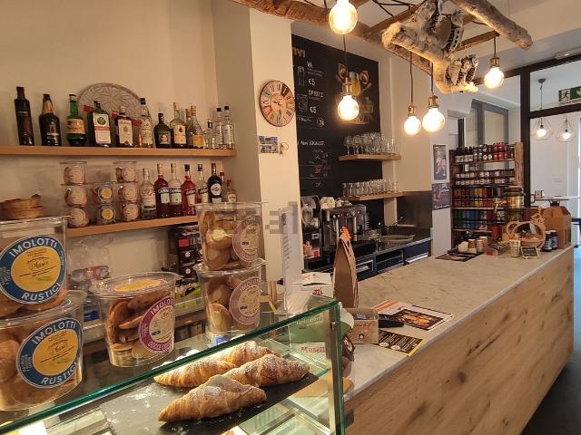 Locale in vendita di 68 m² in Via Decumano