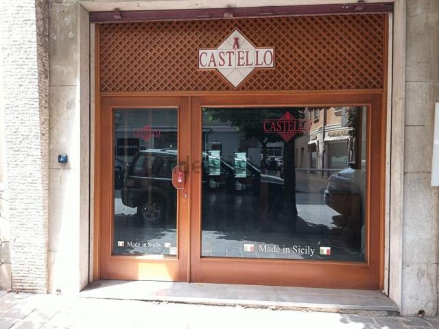 Locale in vendita di 68 m² in Via Roma, 152