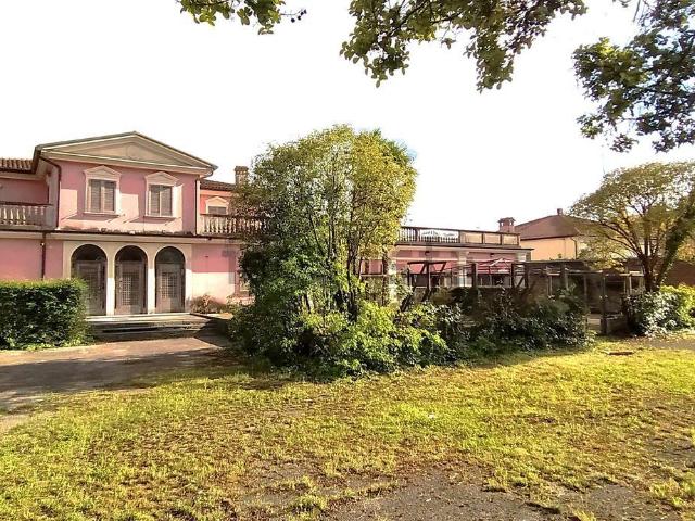 Locale in vendita di 692 m²