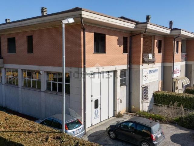 Locale in vendita di 692 m² in Via Lagnasco, 1