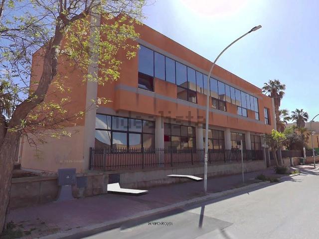 Locale in vendita di 700 m² in Via degli Atleti