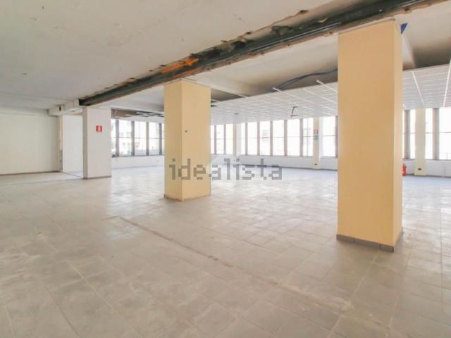 Locale in vendita di 700 m² in Via Francesco Baracca