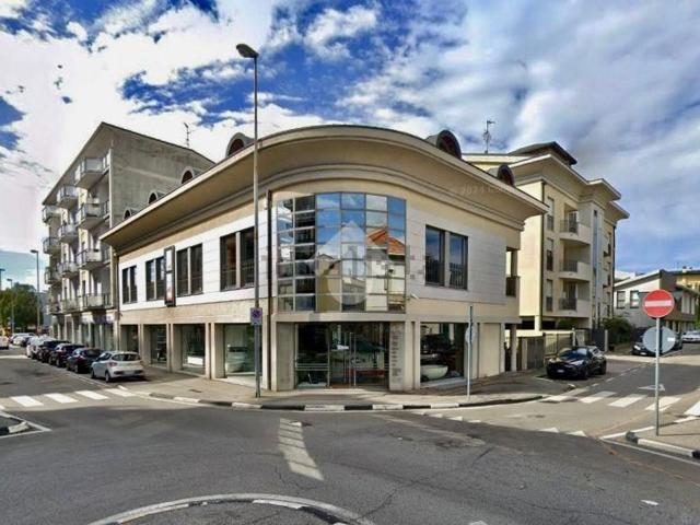 Locale in vendita di 700 m² in Via Fratelli Rosselli, 1