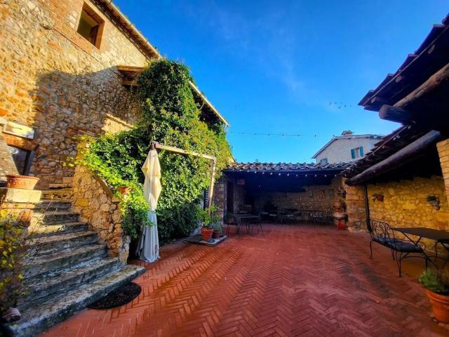 Locale in vendita di 700 m² in Via I° Maggio, 22